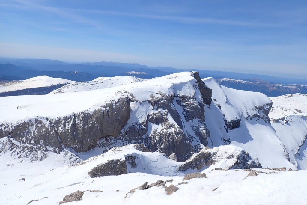 Delante la antecima norte y la cima del Pico Occidental de La Cascada o Pica de La Ula desde la cima del Pico Brulle o Pico Central de La Cascada